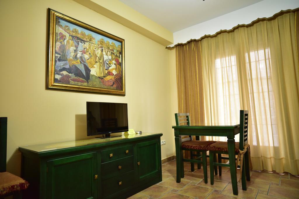 Apartamentos Turisticos Doña Maria La Brava Plasencia Bagian luar foto